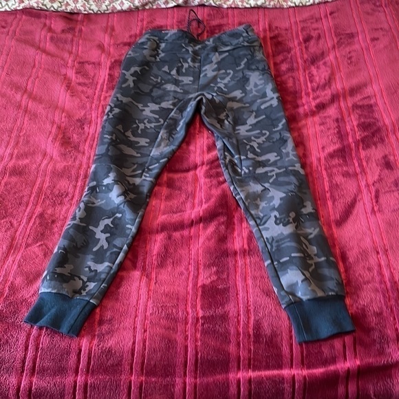 NIKE Tech Fleece Joggers Camo Size Small - Picture 2 of 13
